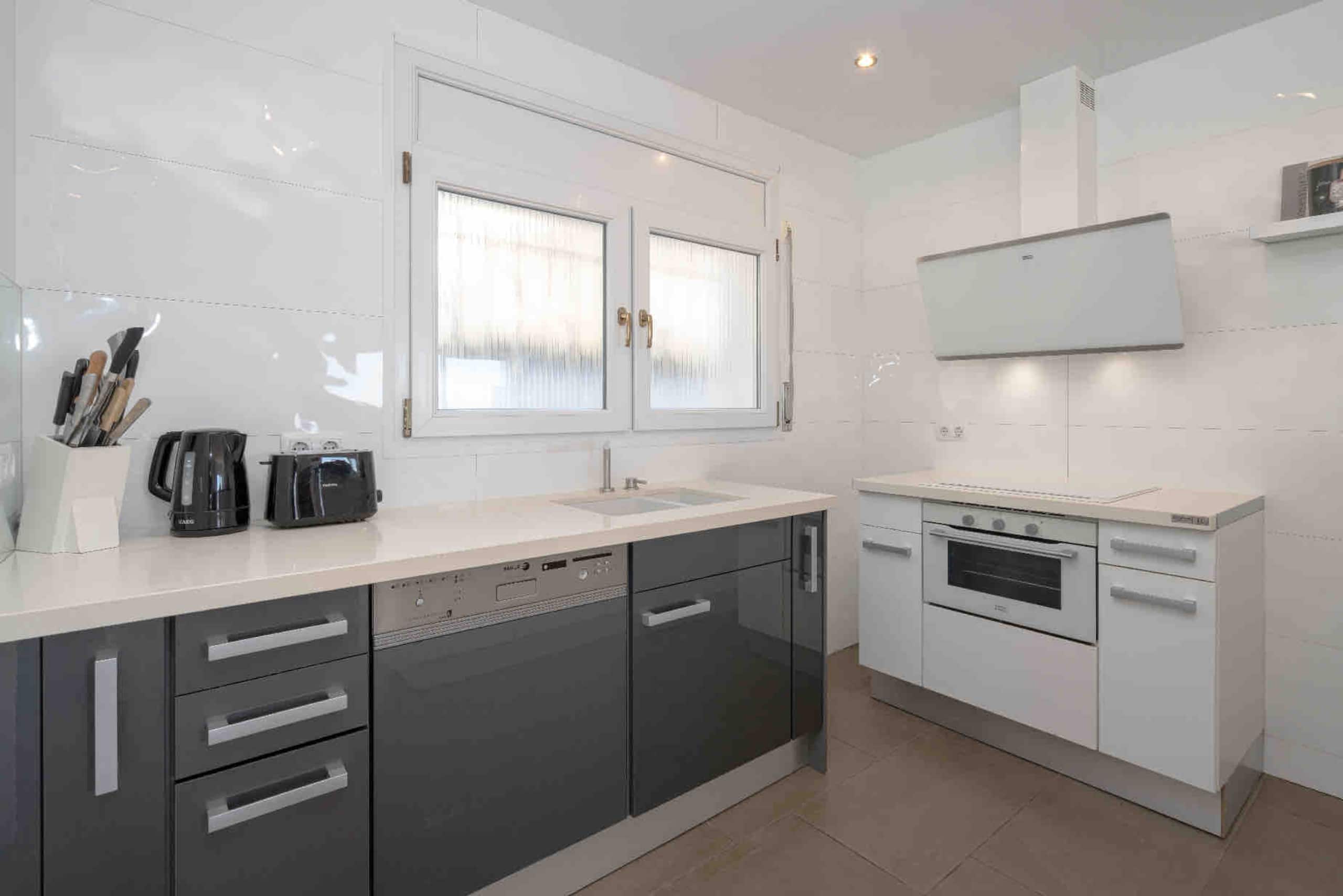 Modern kitchen with gas hob and breakfast bar
