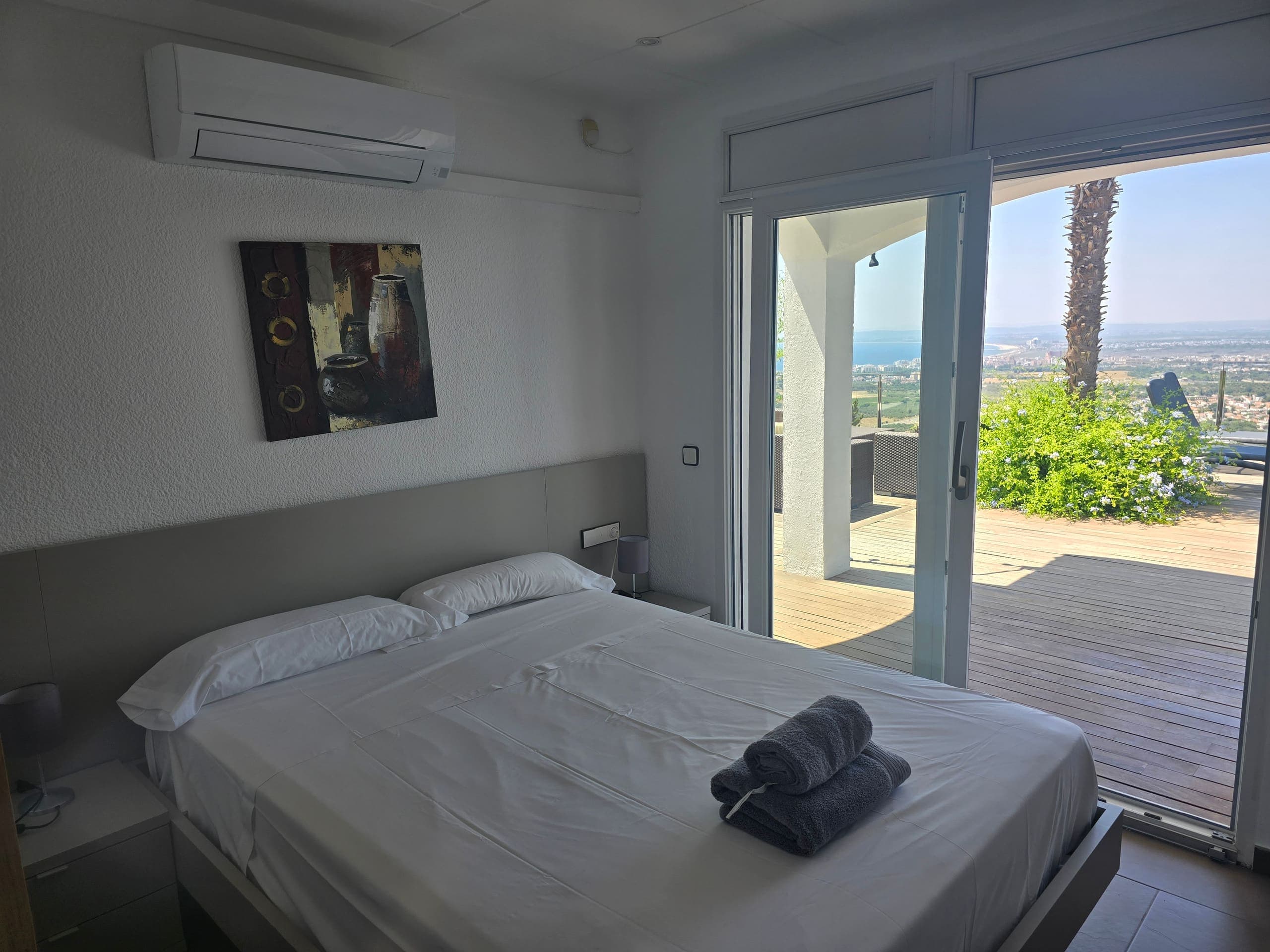 King bedroom with sliding door to the terrace and bay